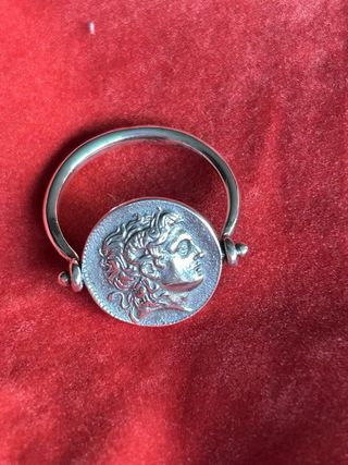 Anillo de plata con dos caras romanas