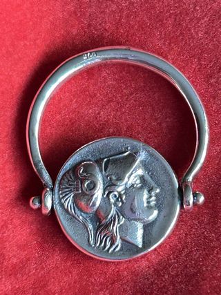 Anillo de plata con dos caras romanas