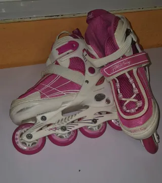 Patines en línea rosas y blancos para niña