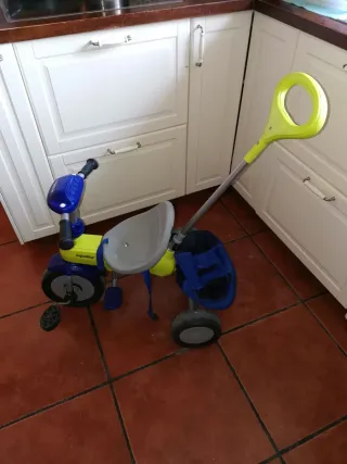 Triciclo con asa, muy buen estado