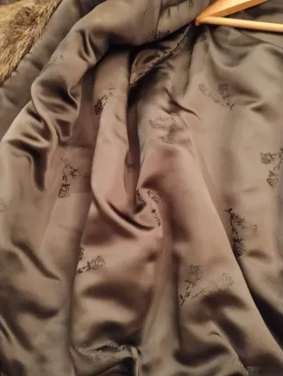 Elegante abrigo de piel suave 110 cm de contorno