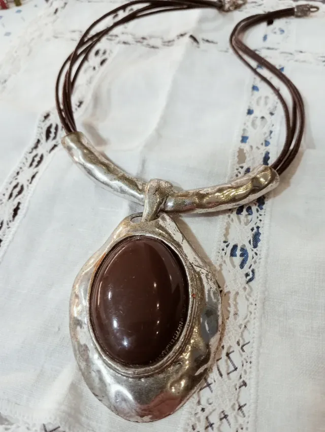 Colgante étnico marrón y plateado