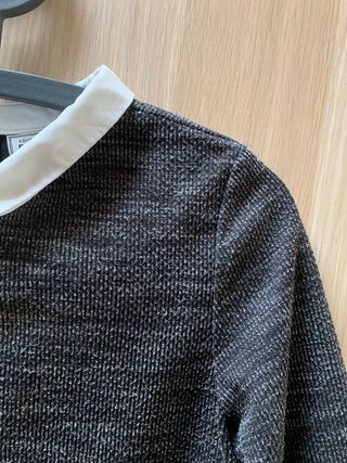 Top corto grigio con colletto bianco