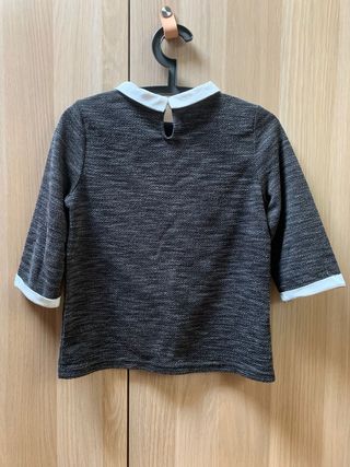 Top corto grigio con colletto bianco