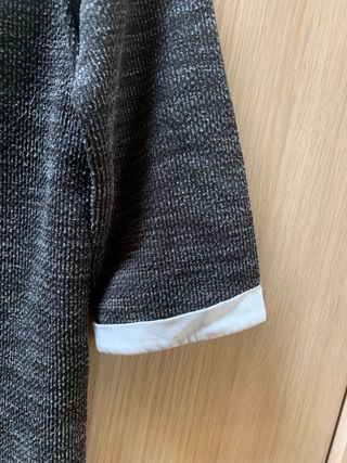 Top corto grigio con colletto bianco