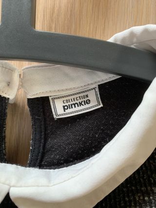 Top corto grigio con colletto bianco