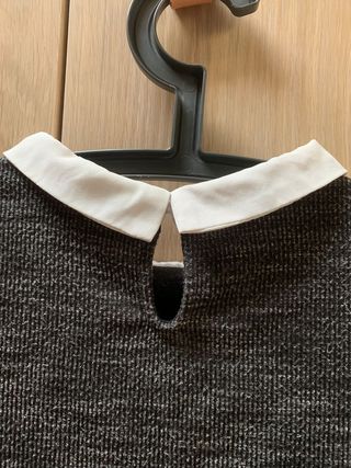 Top corto grigio con colletto bianco