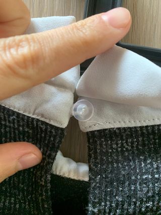 Top corto grigio con colletto bianco