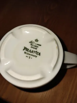 Tazzine e ciotole con fiori blu