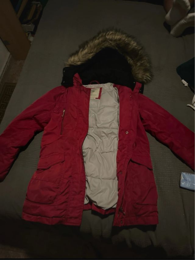 Abrigo rojo con capucha y pelo