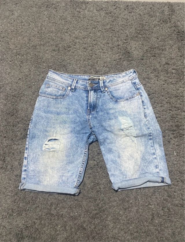 Vaqueros cortos desgastados azules