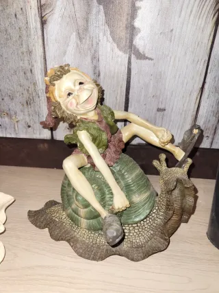 Figura de elfo montado en caracol