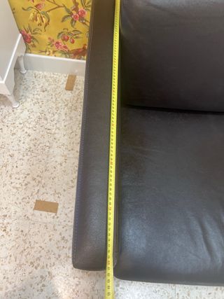 Sofá de piel marrón oscuro