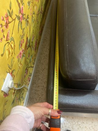 Sofá de piel marrón oscuro