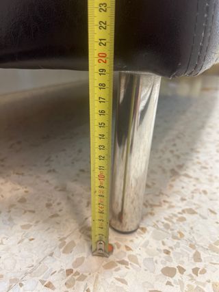 Sofá de piel marrón oscuro