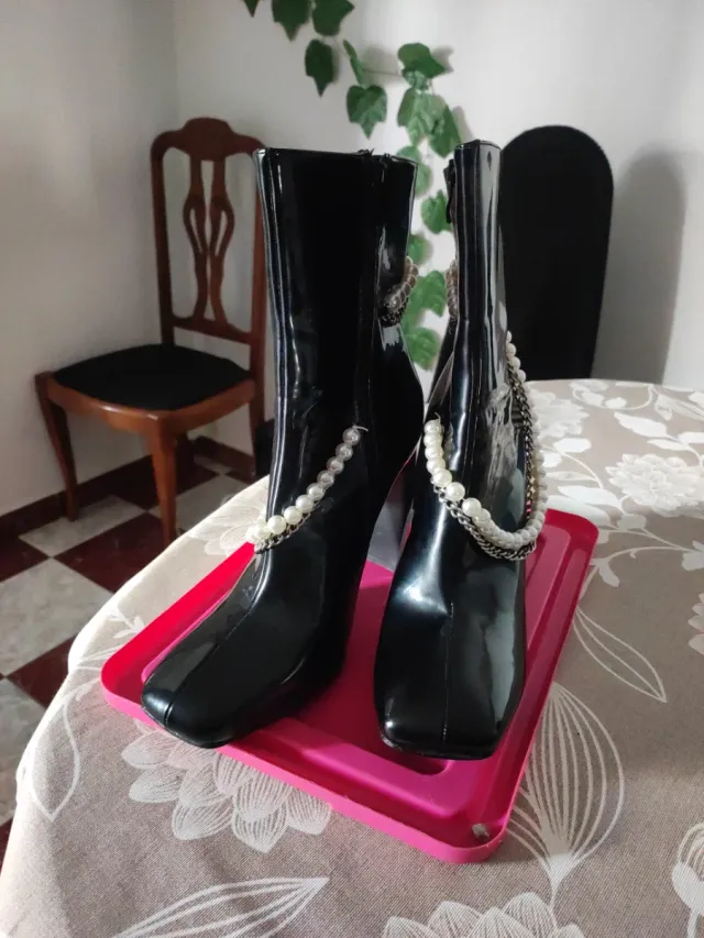 Botas negras charol con perlas