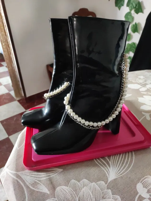 Botas negras charol con perlas