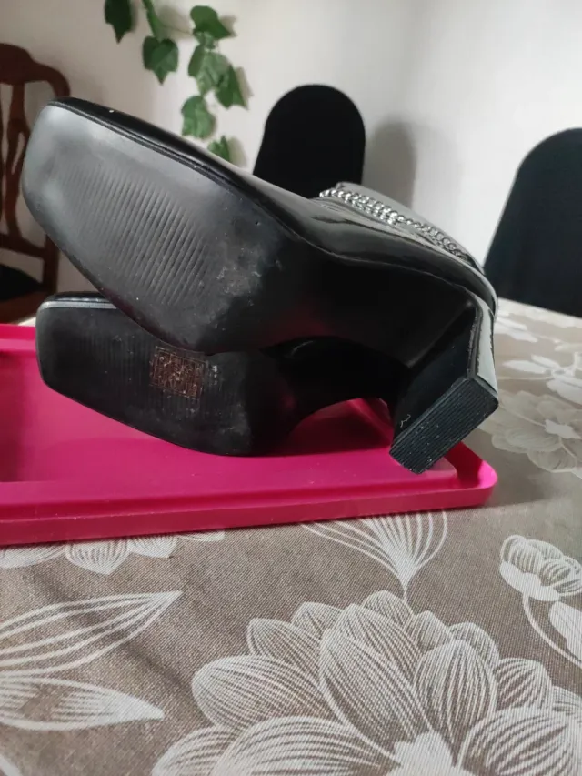 Botas negras charol con perlas