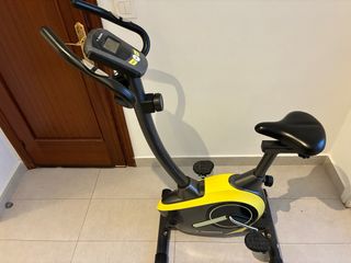 Bicicleta Estática Diadora Negra y Amarilla.