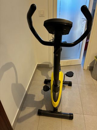 Bicicleta Estática Diadora Negra y Amarilla.