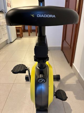 Bicicleta Estática Diadora Negra y Amarilla.
