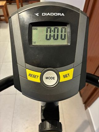 Bicicleta Estática Diadora Negra y Amarilla.