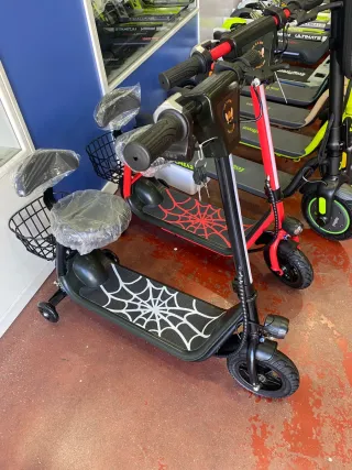 Patinete infantil con cesta y asiento