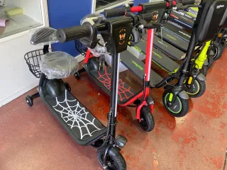 Patinete infantil con cesta y asiento