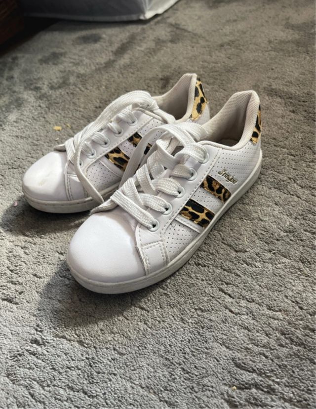 Zapatillas blancas con estampado animal