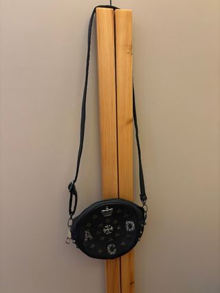 Bolso cuero negro con tachuelas