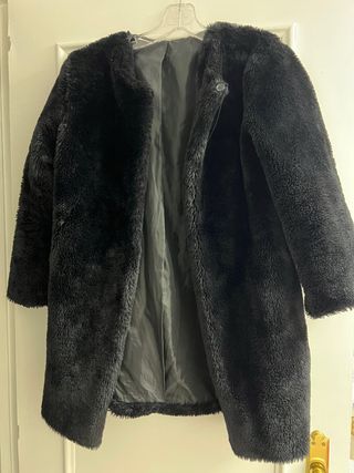 Abrigo de pelo negro