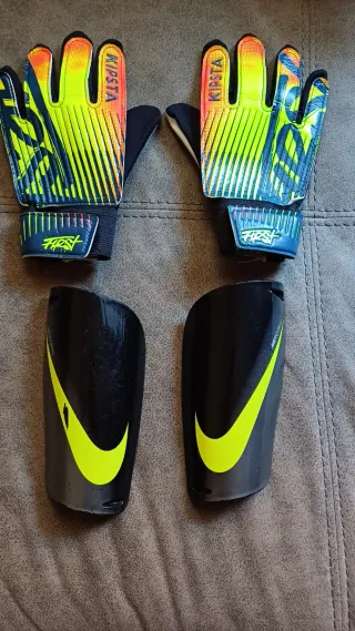 Guantes de portero y espinilleras Nike
