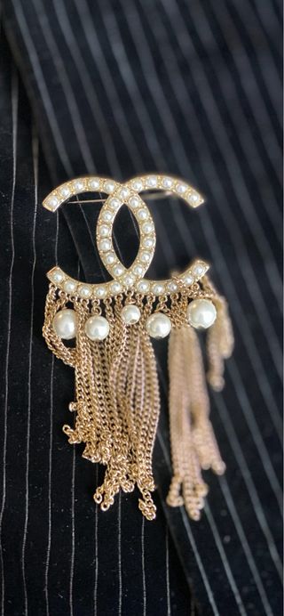 Broche Chanel Dorado con Perlas y Cadenas