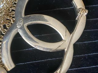 Broche Chanel Dorado con Perlas y Cadenas