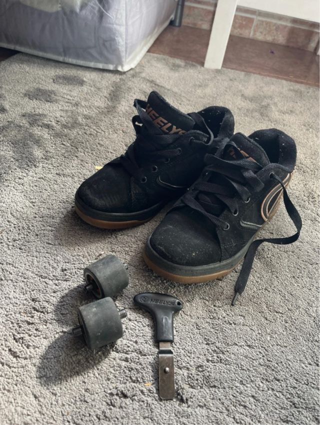 Zapatillas Heelys Negras con Ruedas y Llave