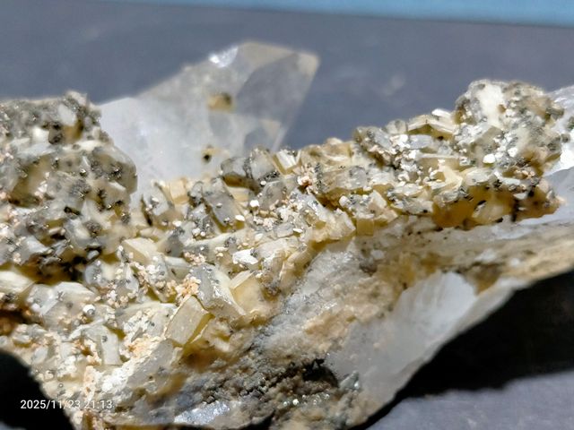 Minerale di quarzo Faden con fluorapatiti, Panasqueira