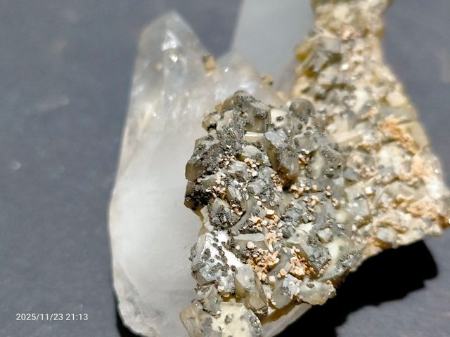 Minerale di quarzo Faden con fluorapatiti, Panasqueira
