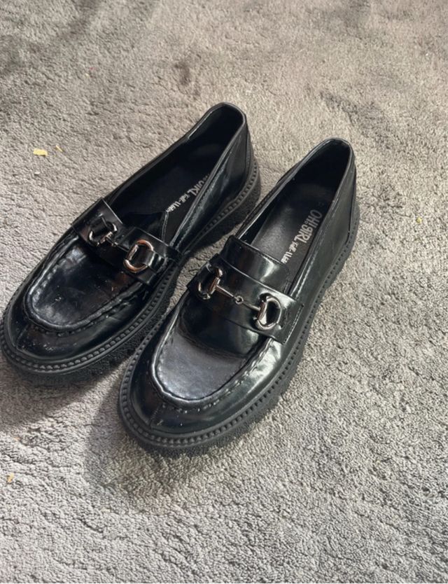 Mocasines negros con hebilla