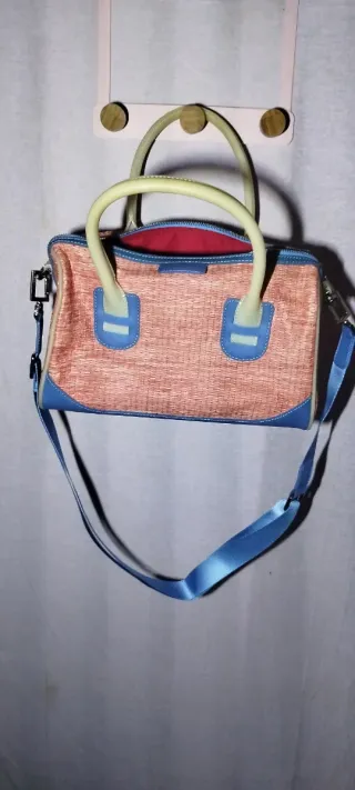 Bolso naranja y azul