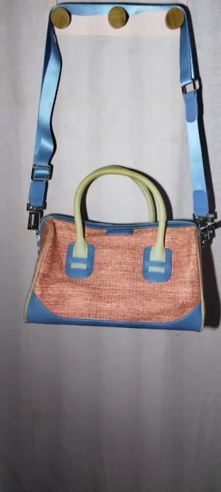 Bolso naranja y azul