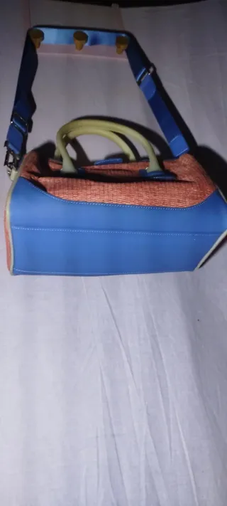 Bolso naranja y azul