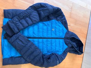 Abrigo plumas Izas azul y negro