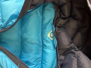 Abrigo plumas Izas azul y negro