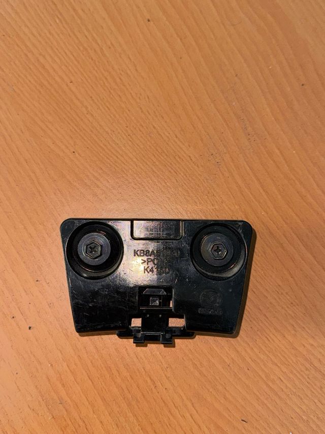 Soporte de montaje del parachoques KB8A51U30