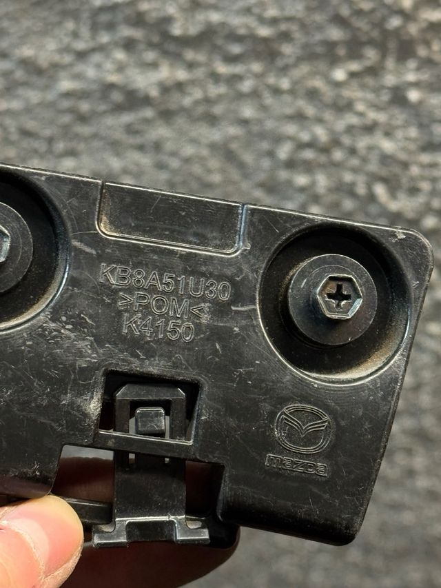 Soporte de montaje del parachoques KB8A51U30