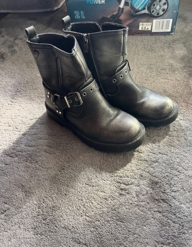 Botas negras con hebillas