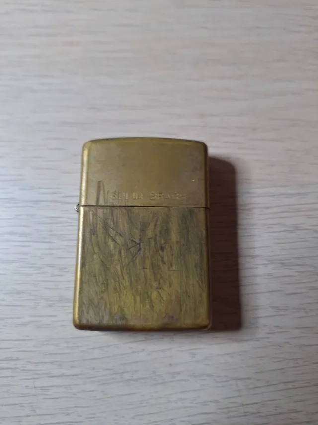 Vecchia accendino Zippo in ottone massiccio