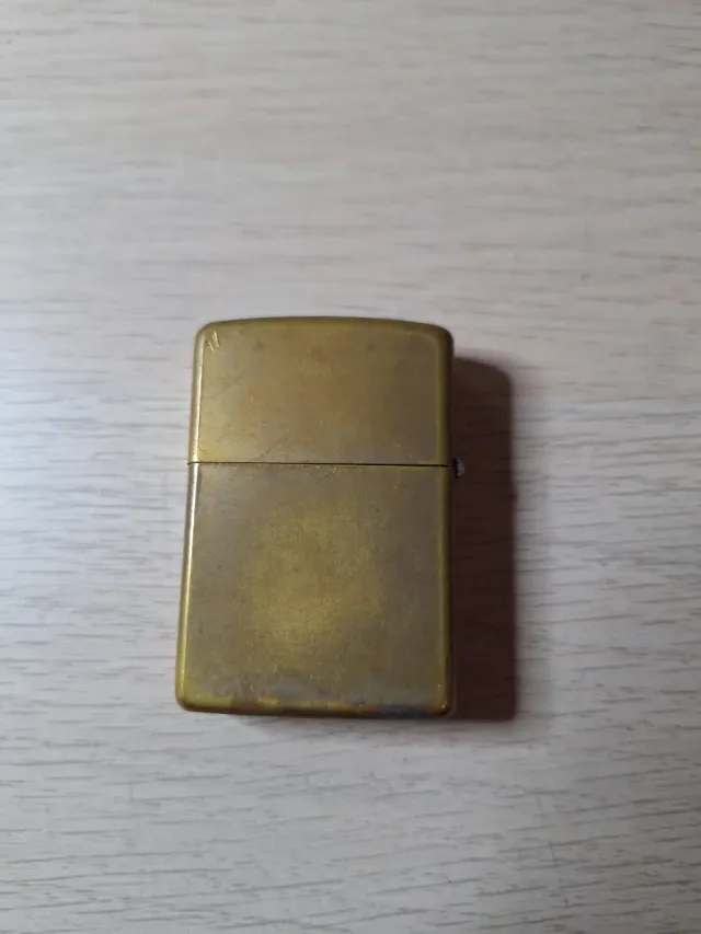 Vecchia accendino Zippo in ottone massiccio