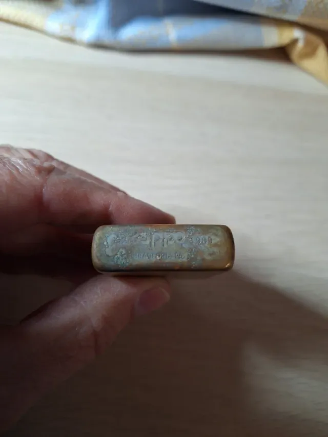 Vecchia accendino Zippo in ottone massiccio