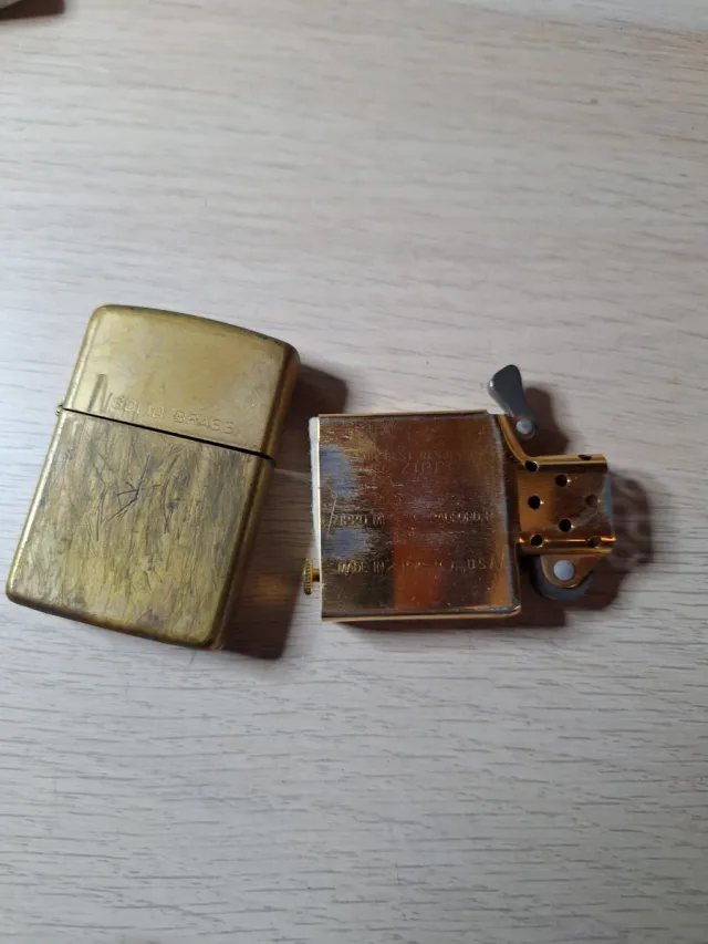 Vecchia accendino Zippo in ottone massiccio